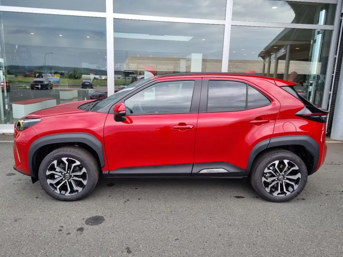 Toyota Yaris Cross 1,5 l Hybrid 4x2, Active Dr *8-Fach* Rot - 2