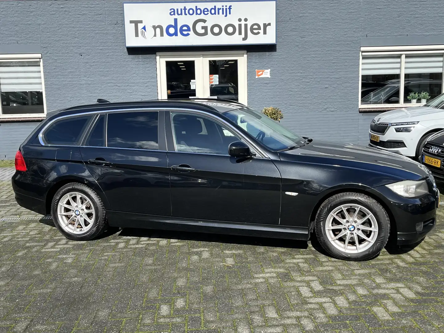 BMW 318 3-serie Touring 318i Luxury Line | NAV. | CLIMA | Zwart - 1