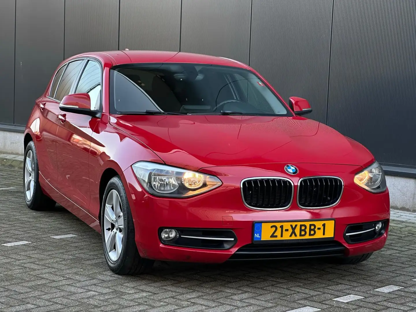 BMW 118 1-serie 118i Business AUTOMAAT NAVI/CRUISE/PDC | N Rood - 2