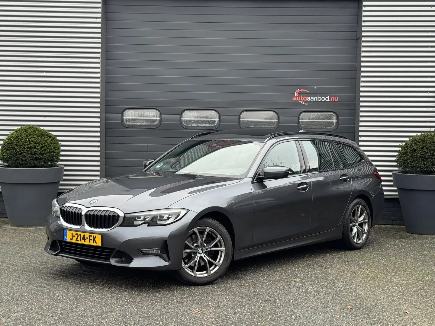 BMW 320 3-serie Touring 320i Executive Edition | Panoramad Grau - 1