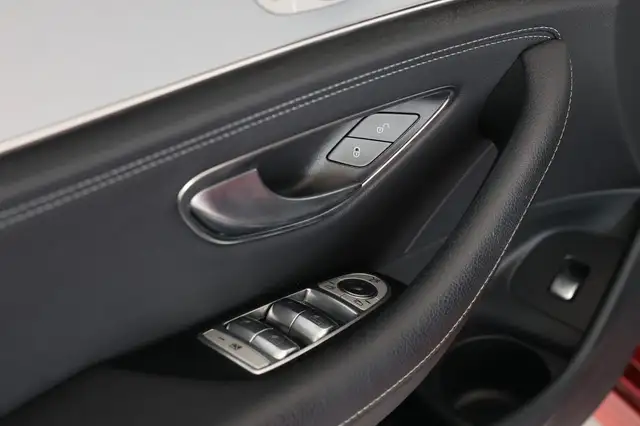Mercedes-Benz 220 view 12