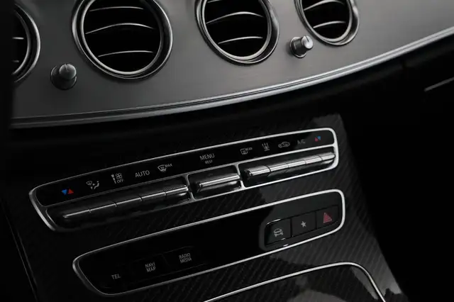 Mercedes-Benz 220 view 26