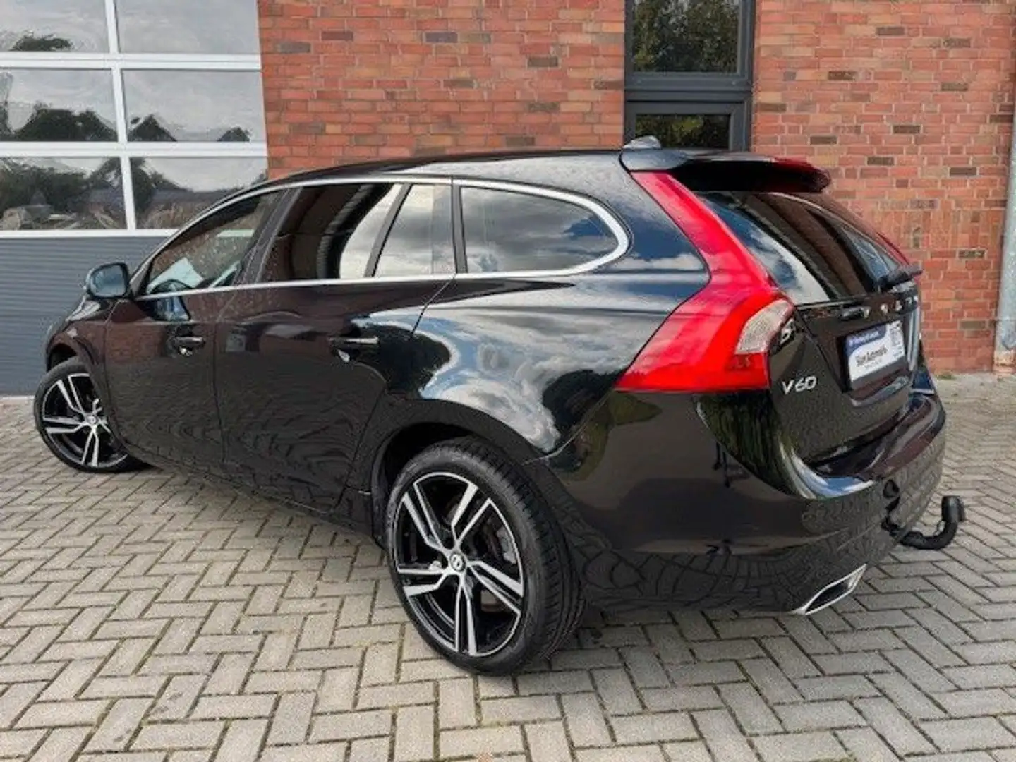Volvo V60 2.0D4 MOMENTUM Schwarz - 2