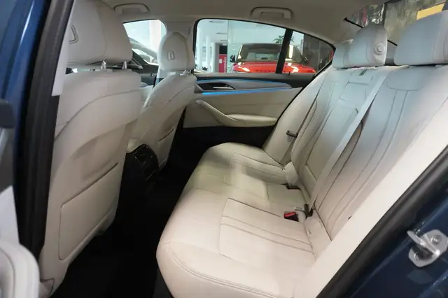 BMW 5 Series view 9