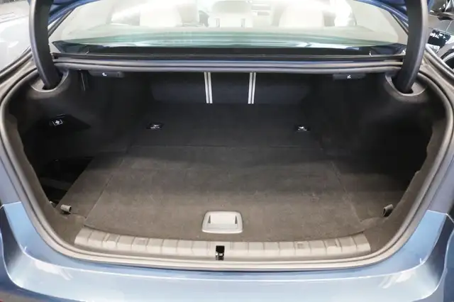 BMW 5 Series view 10