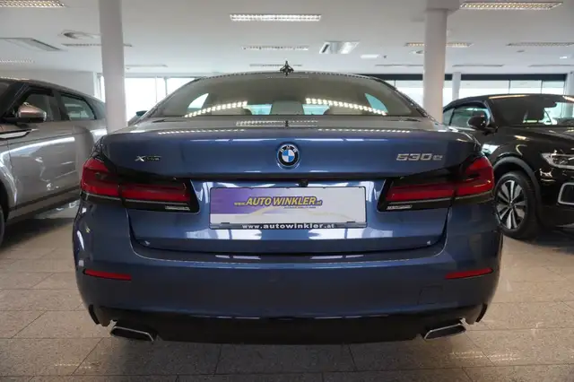 BMW 5 Series view 6