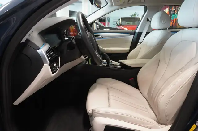 BMW 5 Series view 8