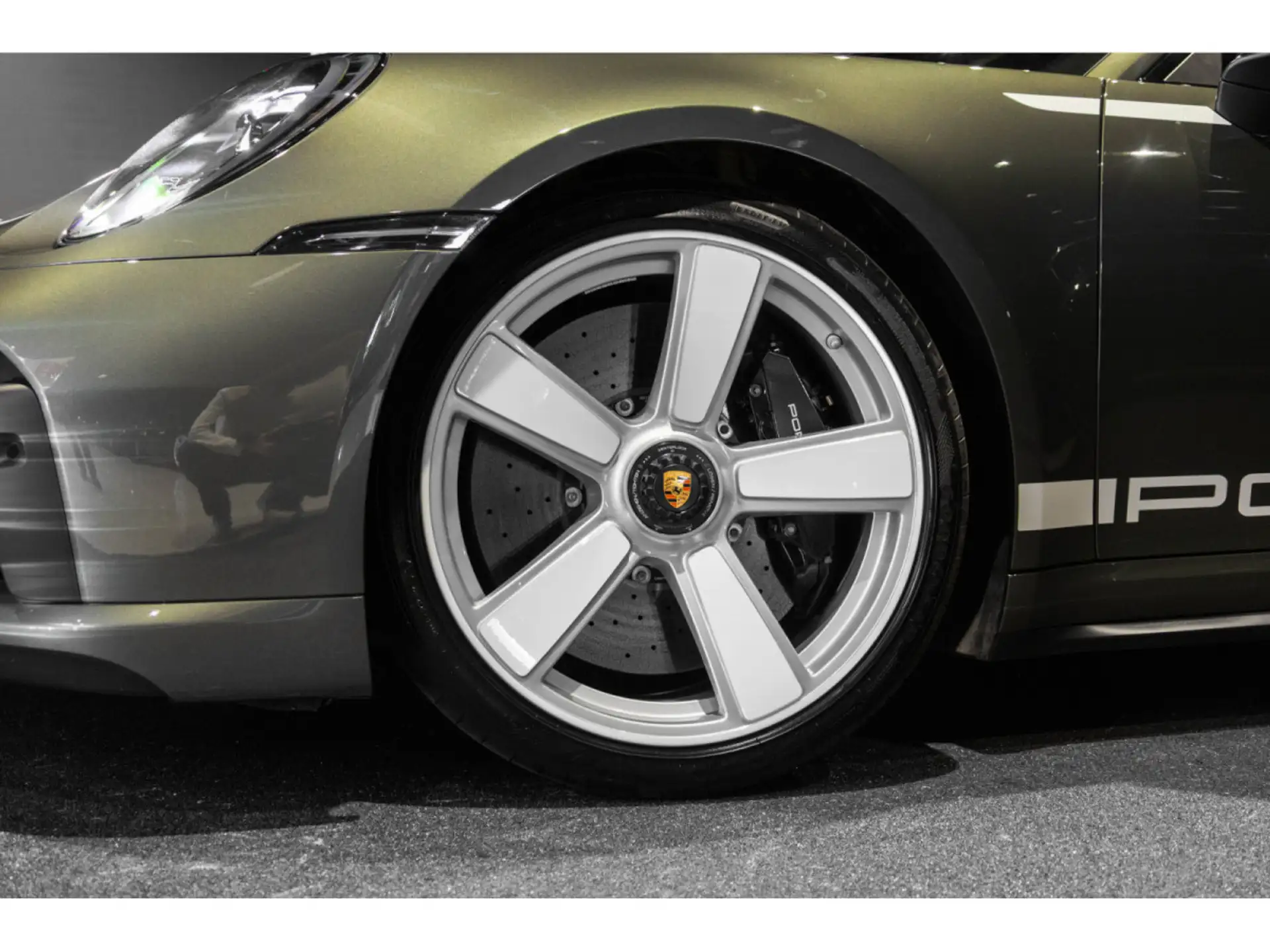 포르쉐 911 Turbo Coupe 2025 골드 사진 8
