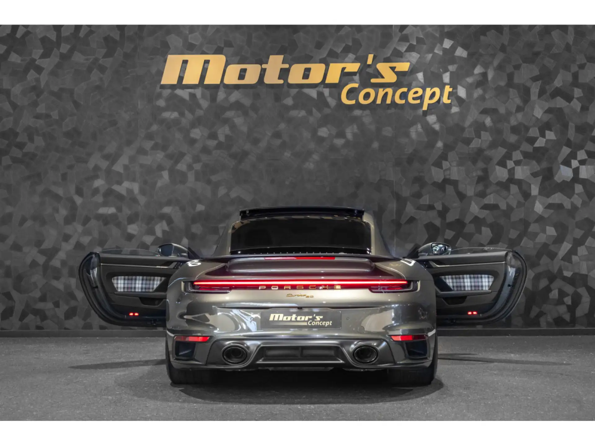 포르쉐 911 Turbo Coupe 2025 골드 사진 5
