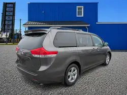 Toyota Sienna снимка Toyota Sienna