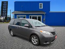 Toyota Sienna снимка Toyota Sienna