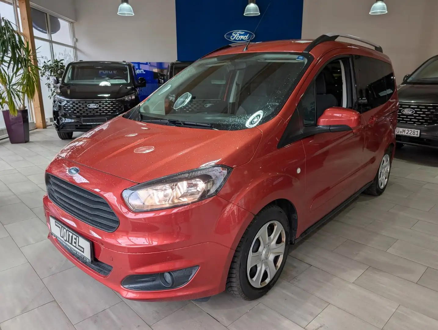 Ford Tourneo Courier Trend Piros - 1