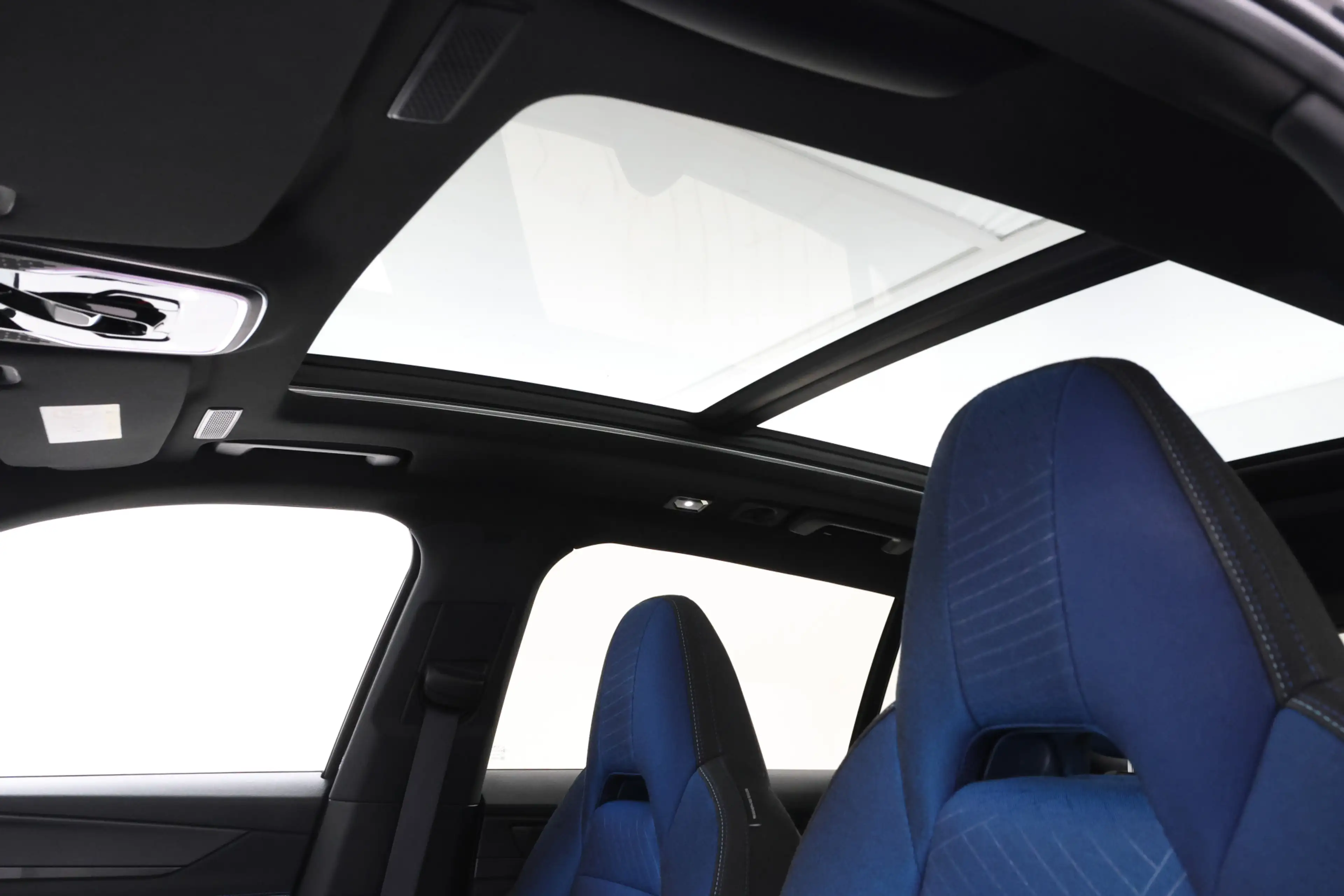 Lynk & Co 01 1.5 Panorama, Apple carplay, Zwarte hemel! — photo 19