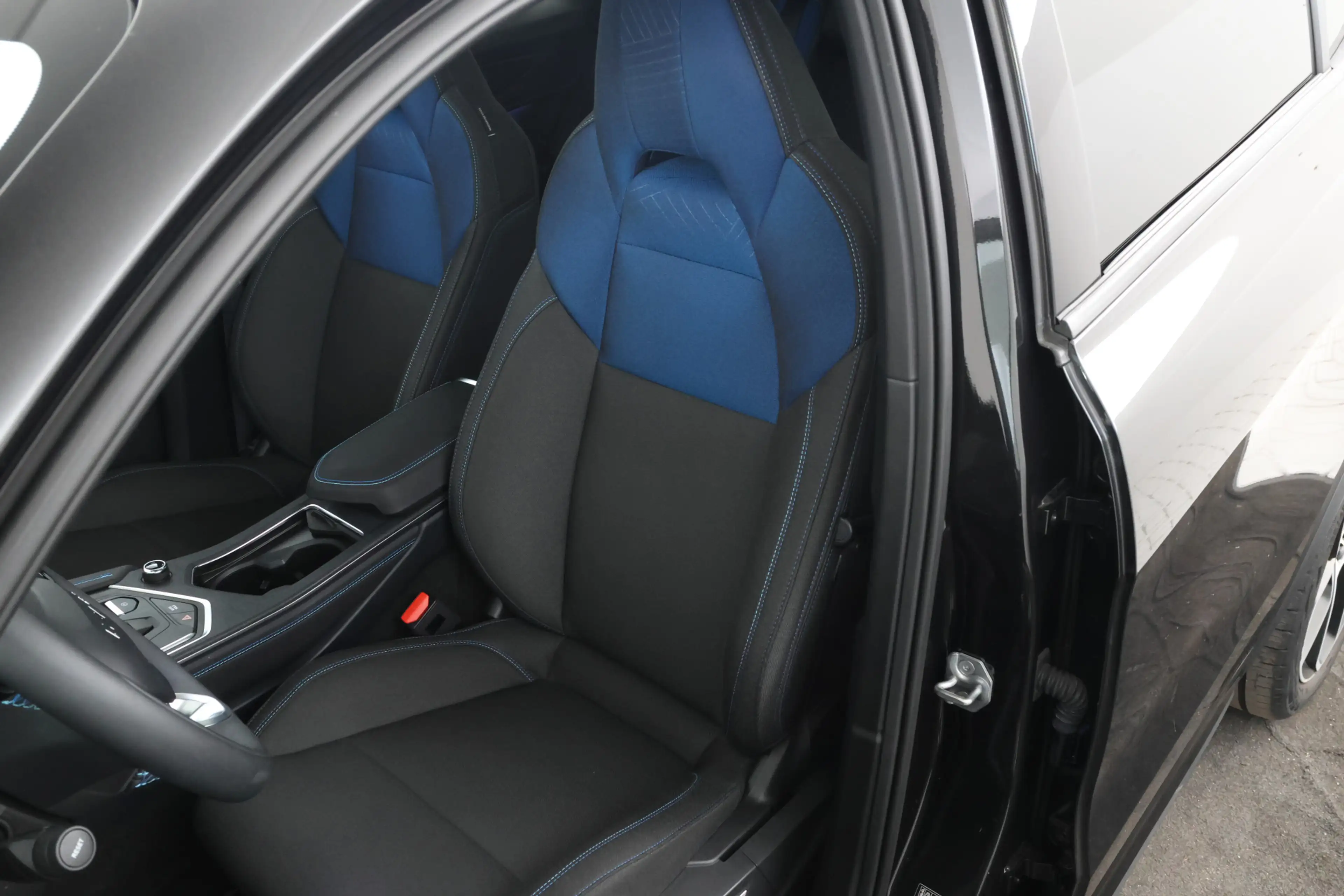 Lynk & Co 01 1.5 Panorama, Apple carplay, Zwarte hemel! — photo 18