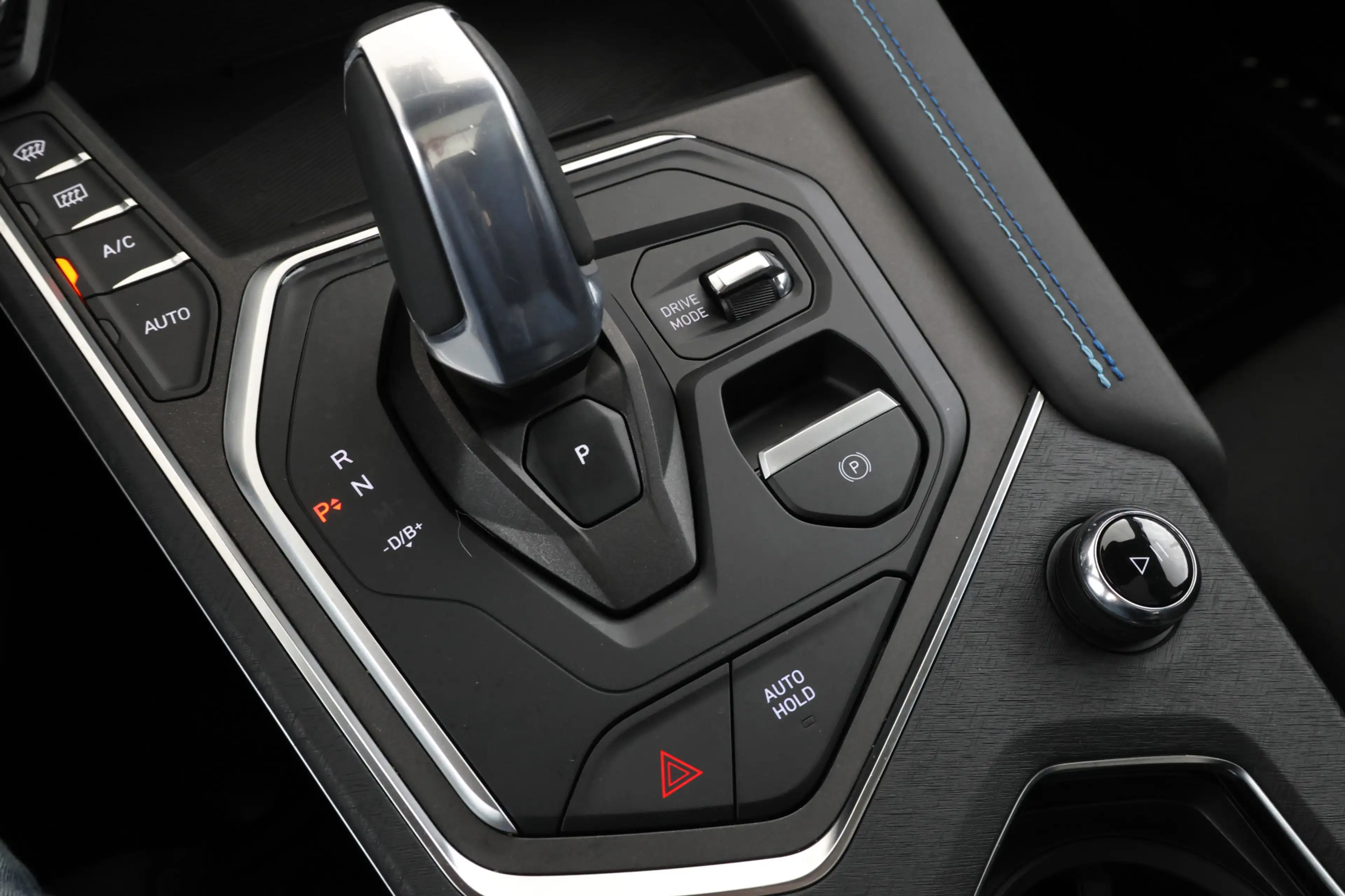Lynk & Co 01 1.5 Panorama, Apple carplay, Zwarte hemel! — photo 35