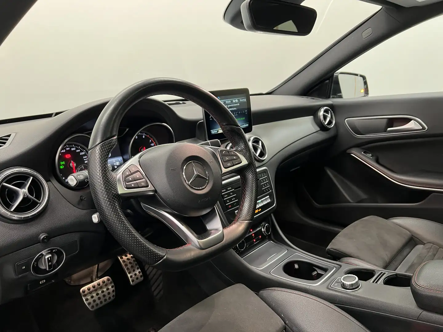 Mercedes-Benz CLA 200 Prestige | PANORAMA-DAK | NAVIGATIE | STOELVERWARM Zwart - 2