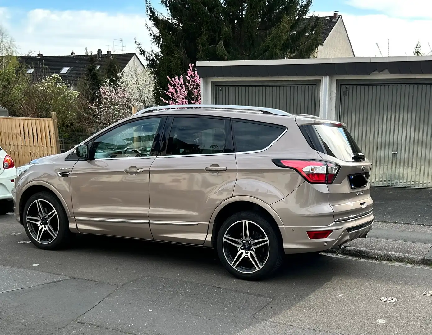 Ford Kuga 2.0 TDCi 4x4 Aut. Vignale Beżowy - 1