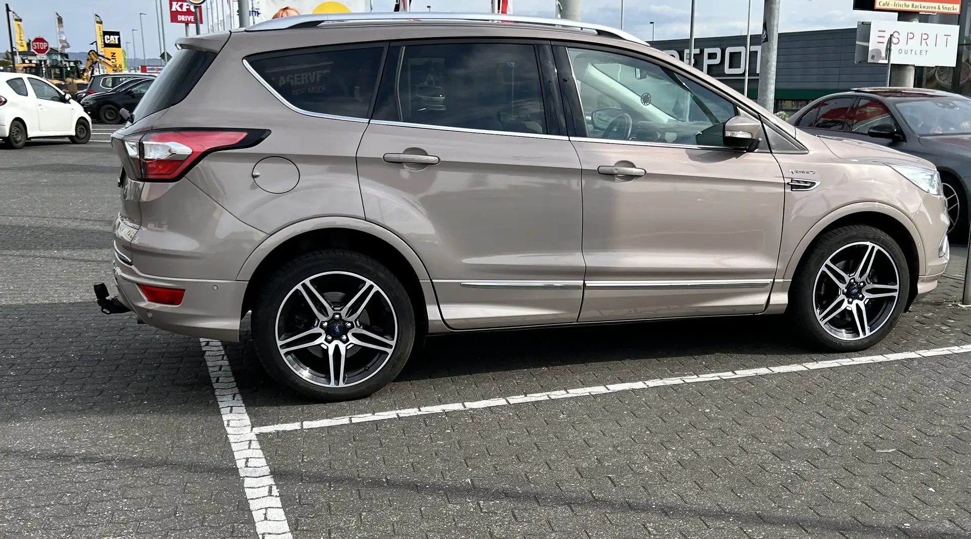 Ford Kuga 2.0 TDCi 4x4 Aut. Vignale Beżowy - 2