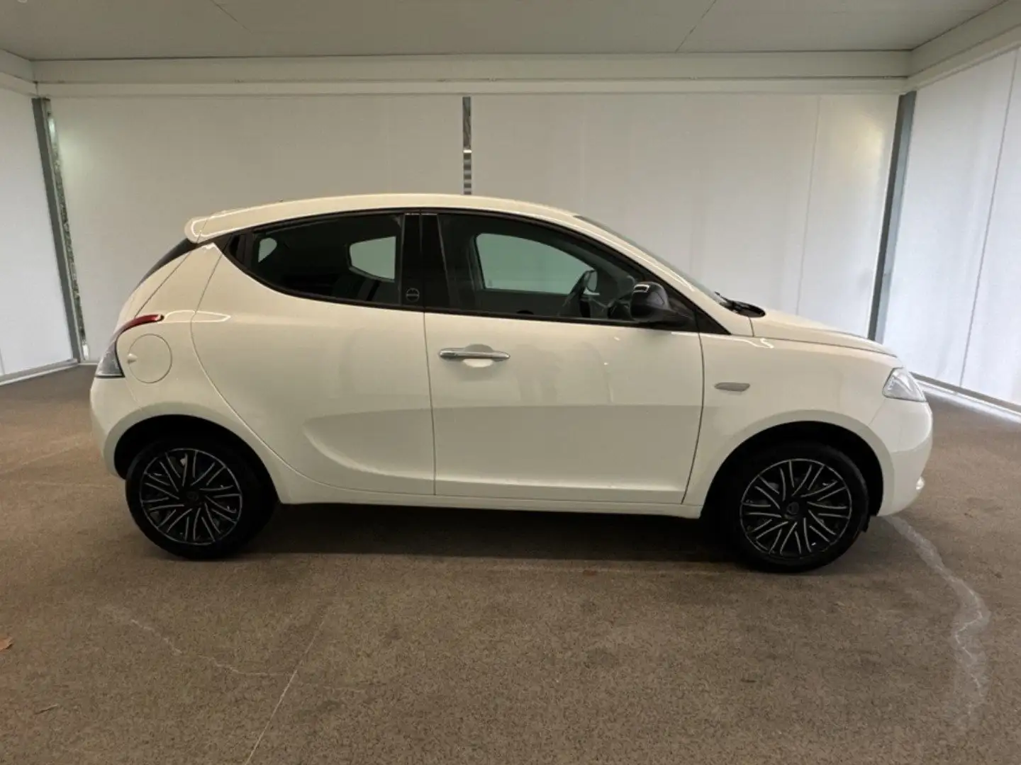 Lancia Ypsilon Ecochic 1.0 70cv Firefly Hybrid S&S Gold Blanc - 2