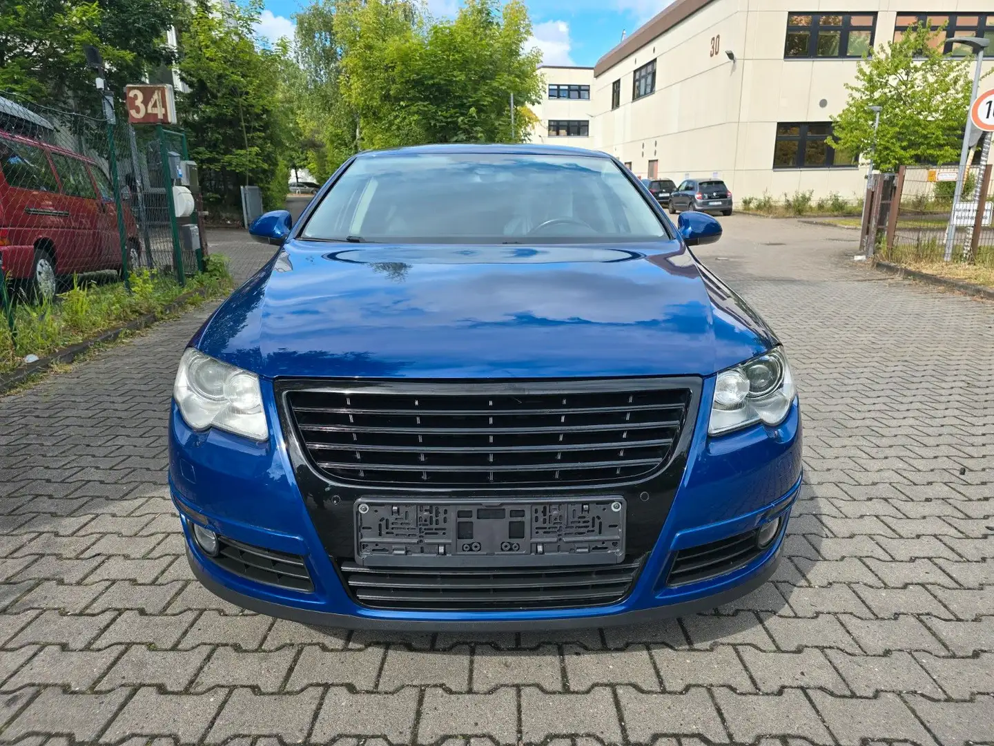 Volkswagen Passat Lim. Highline Blue - 1