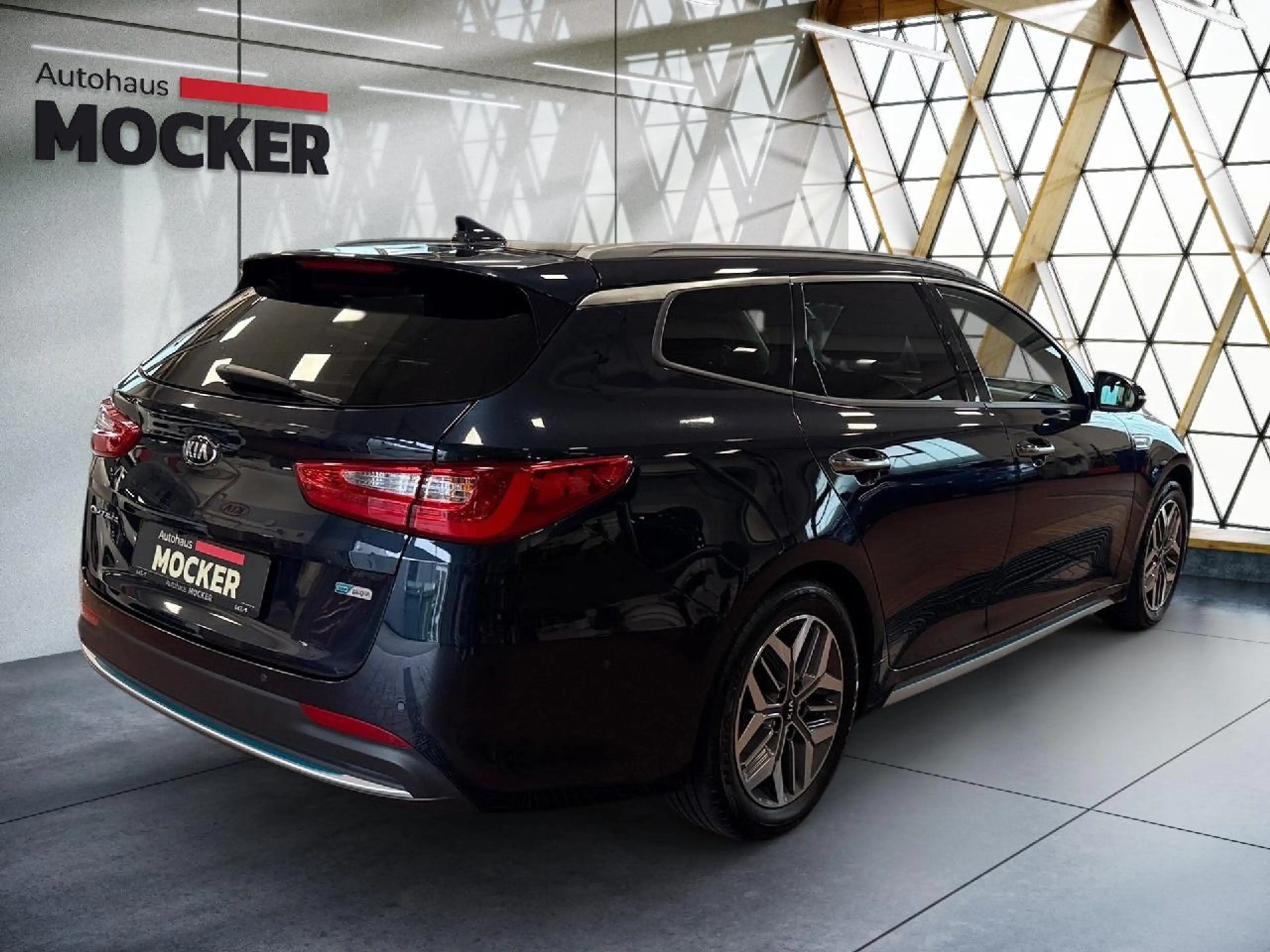 Kia Optima Spirit Plug-in Hybrid — photo 7