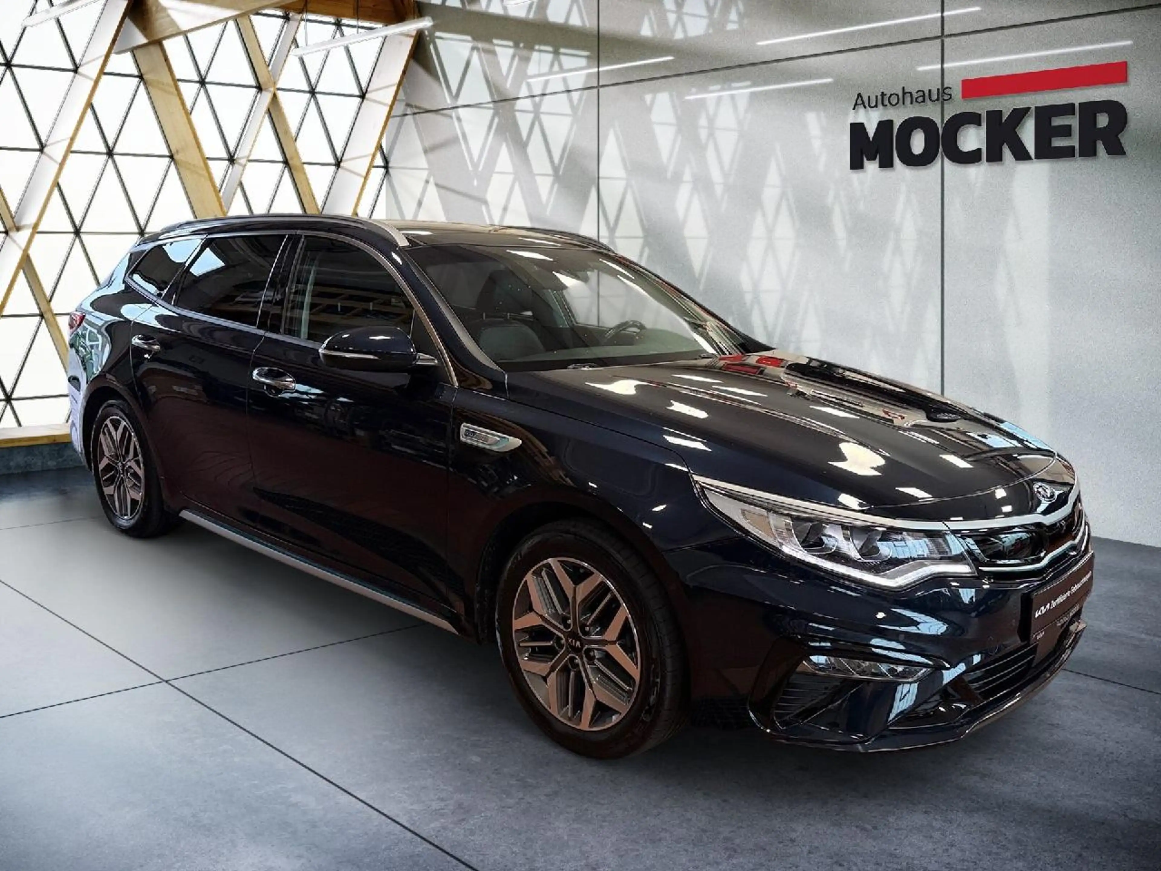 Kia Optima Spirit Plug-in Hybrid — photo 4