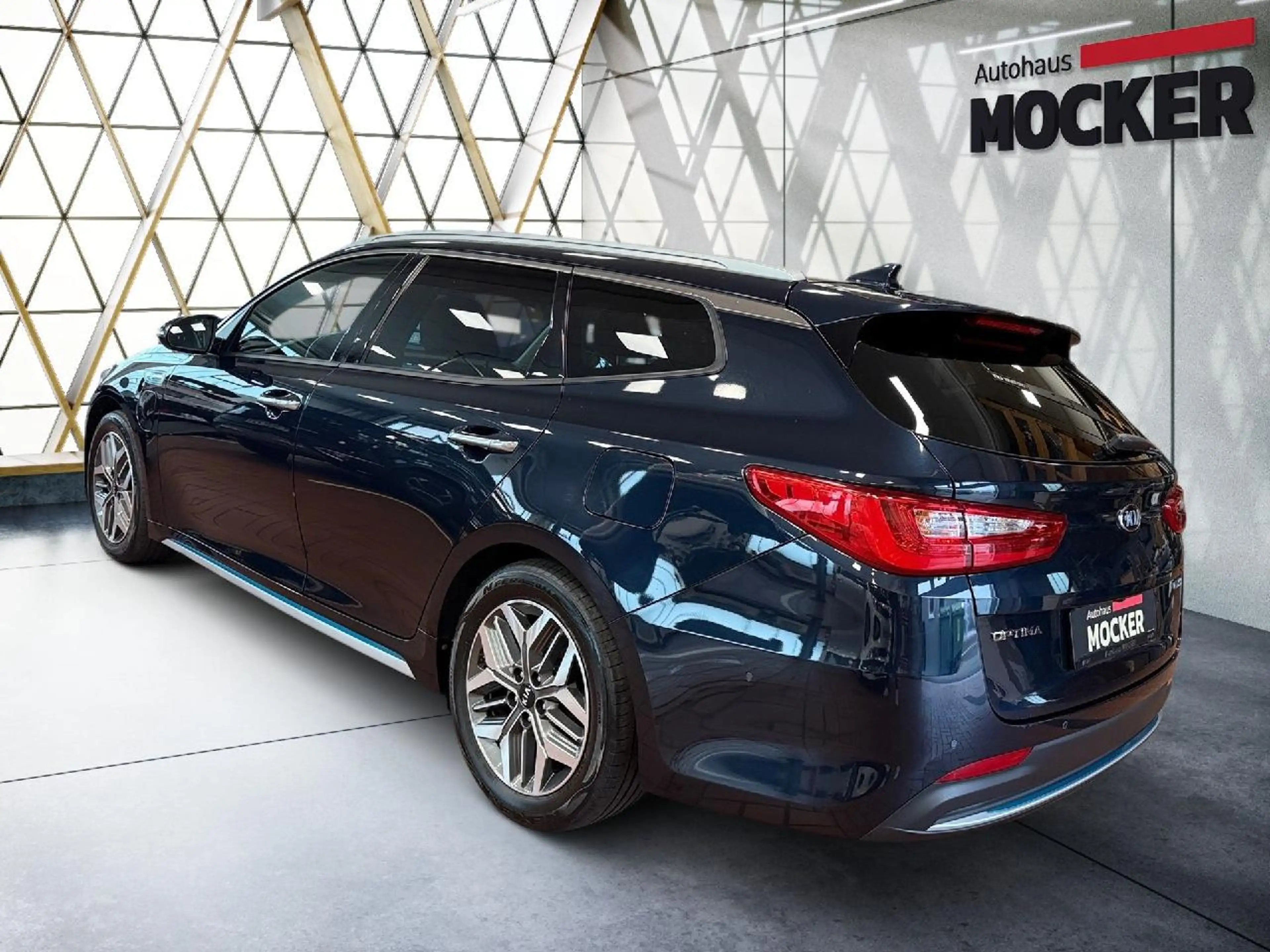 Kia Optima Spirit Plug-in Hybrid — photo 6