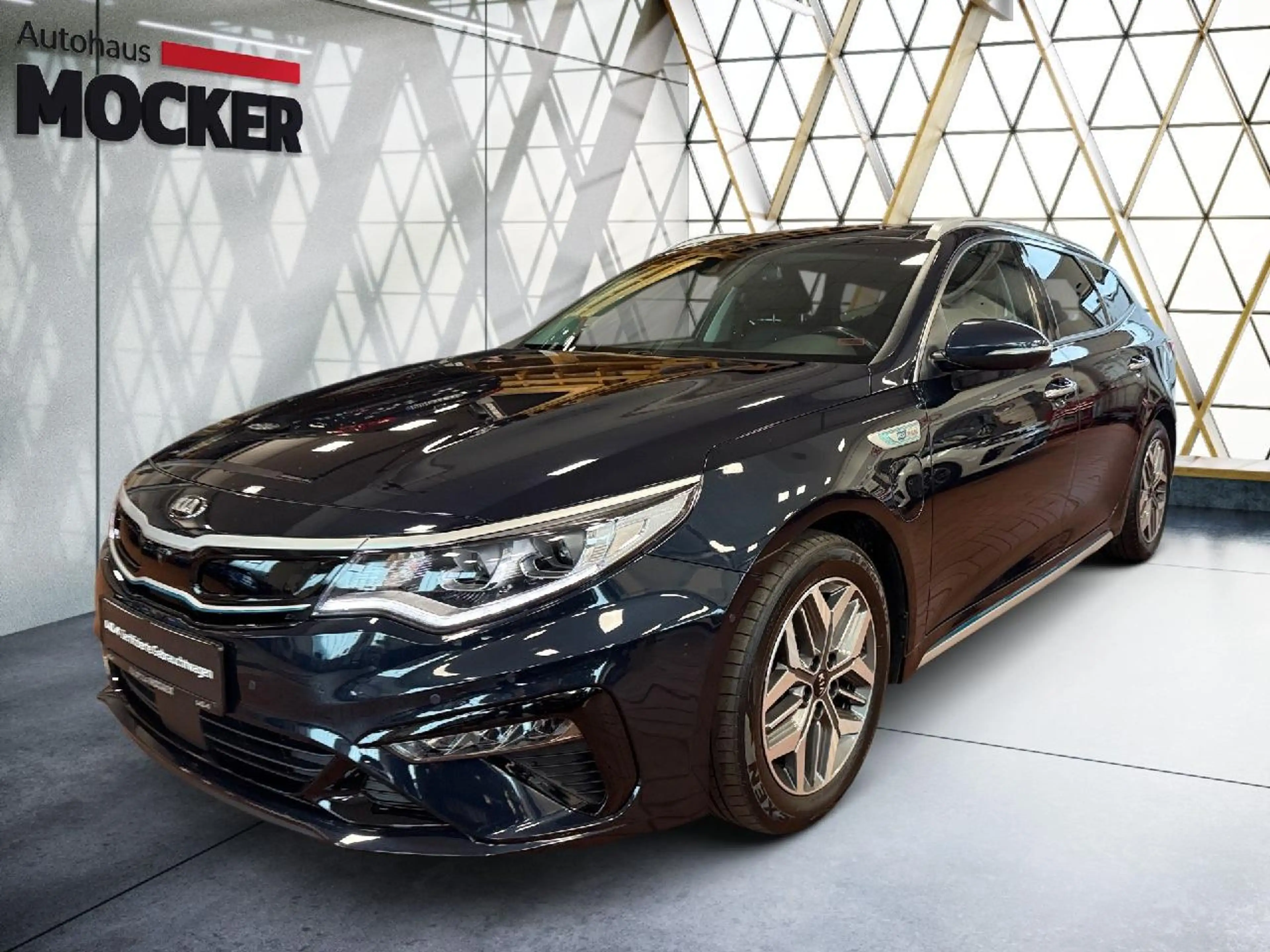 Kia Optima Spirit Plug-in Hybrid — photo 2