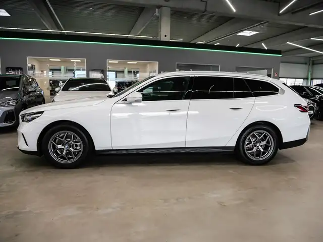 BMW 5 Series view 4