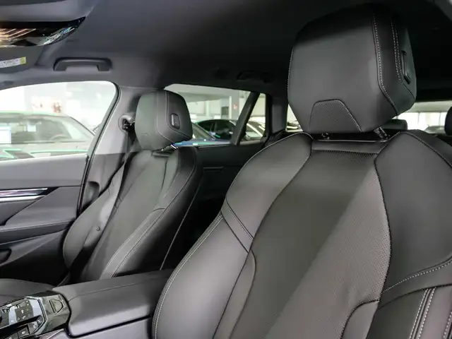 BMW 5 Series view 10
