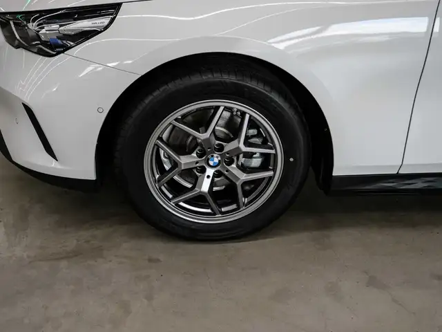 BMW 5 Series view 7