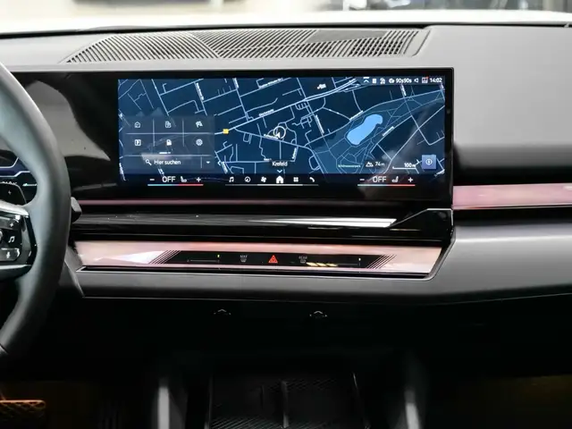 BMW 5 Series view 13