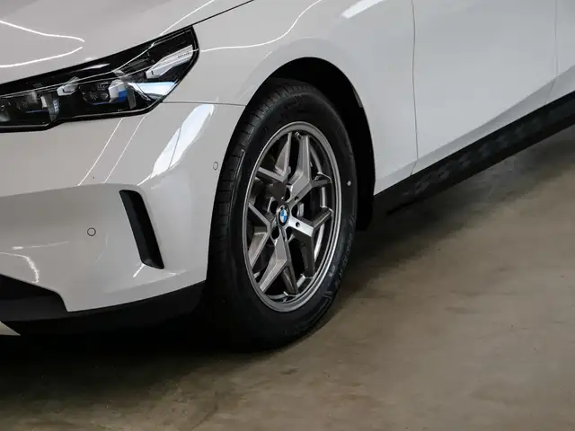 BMW 5 Series view 6