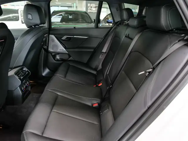 BMW 5 Series view 11