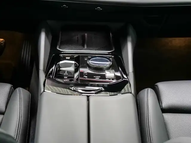 BMW 5 Series view 14