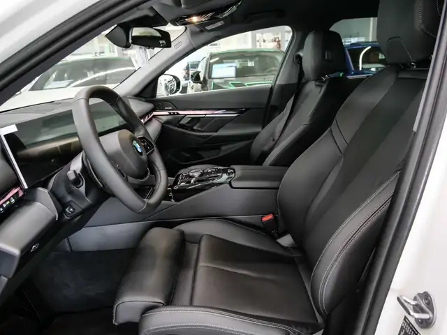 BMW 5 Series view 9