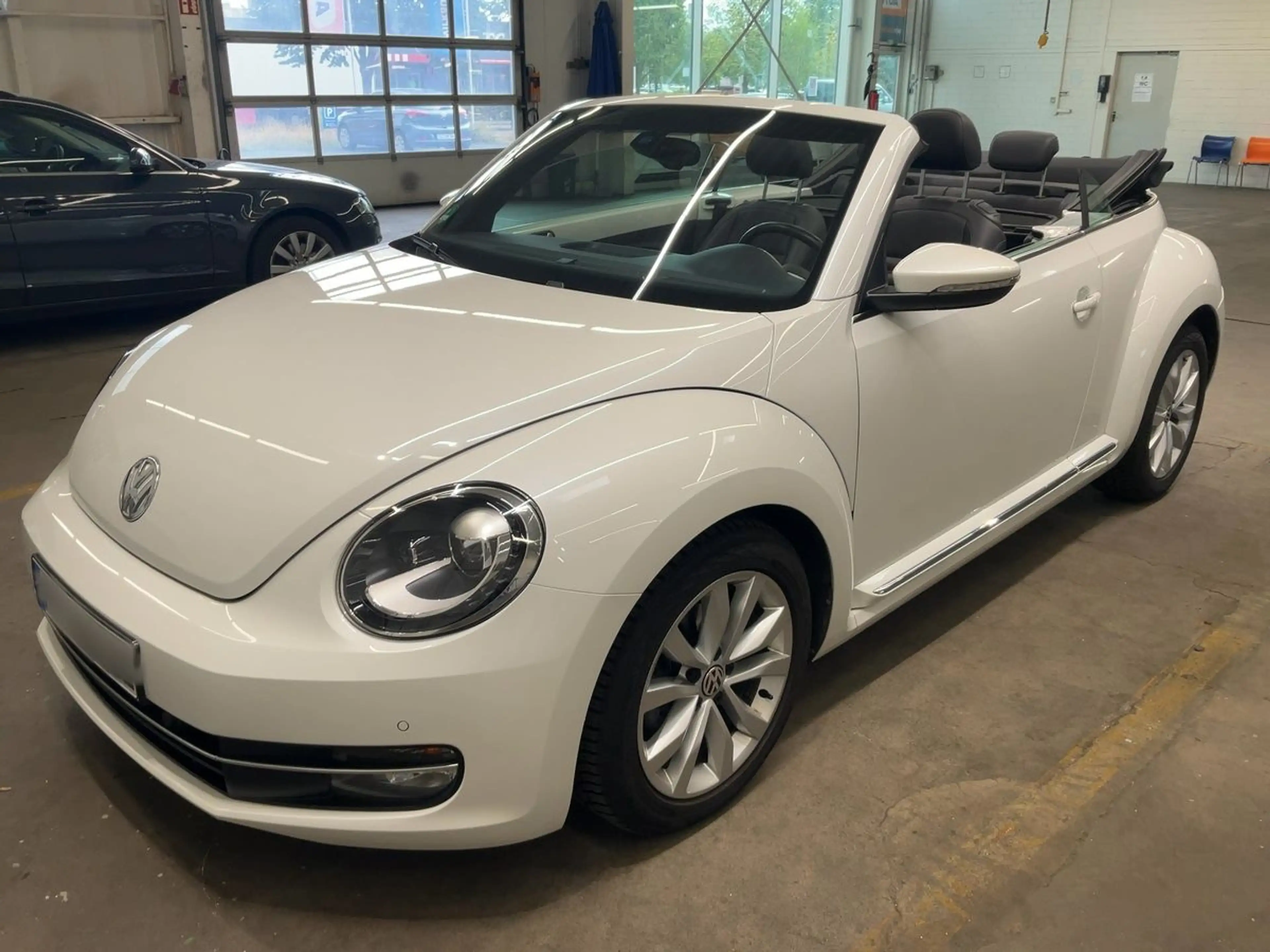 Volkswagen Beetle Cabriolet 1.2 TSI DSG Design Navi Xenon SHZ PDC G — photo 2