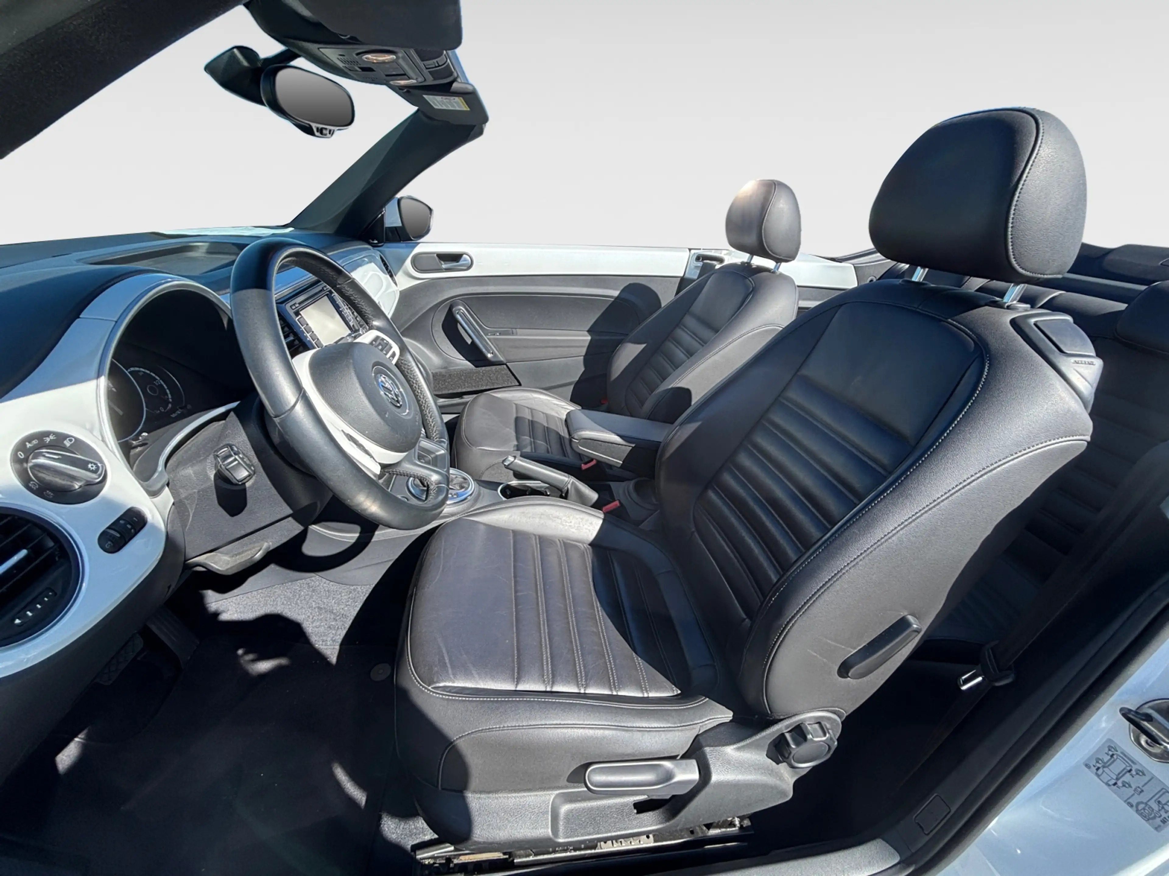 Volkswagen Beetle Cabriolet 1.2 TSI DSG Design Navi Xenon SHZ PDC G — photo 8