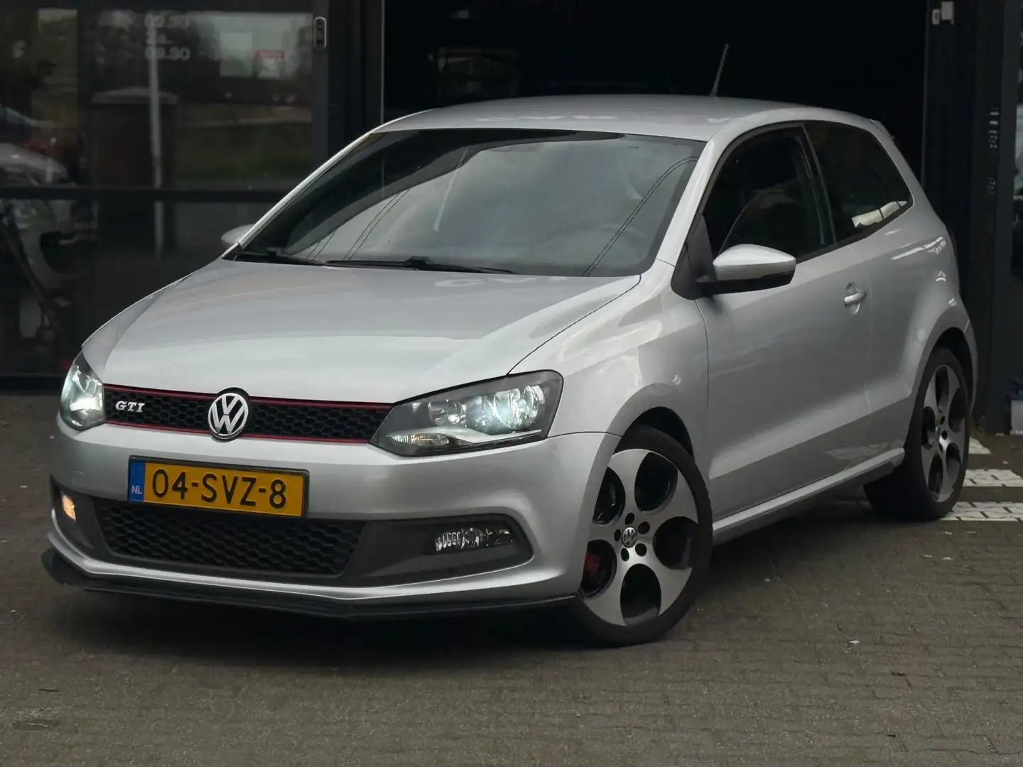 Volkswagen Polo GTI 1.4 TSI CARPLAY/CAMERA/DSG/NAP/STLVRM/RIJDT PERFEC Grijs - 2