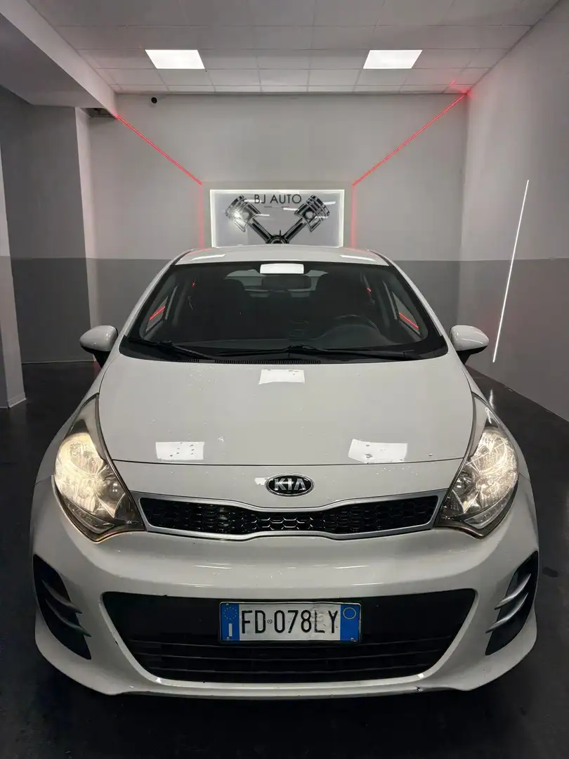 Kia Rio Rio III 2011 5p 1.1 crdi Cool E6 Weiß - 1