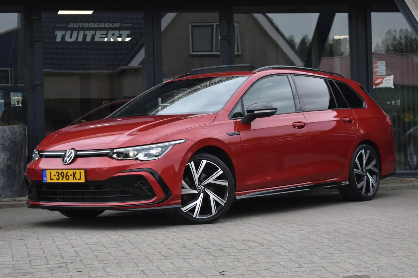Volkswagen Golf Variant 1.5 eTSI R-Line | IQ-LIGHT | PANORAMADAK | VIRTUAL Rood - 1