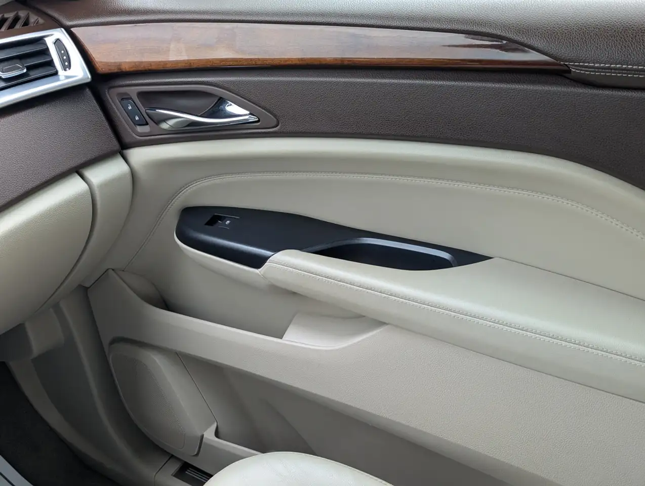 Cadillac SRX снимка Cadillac SRX
