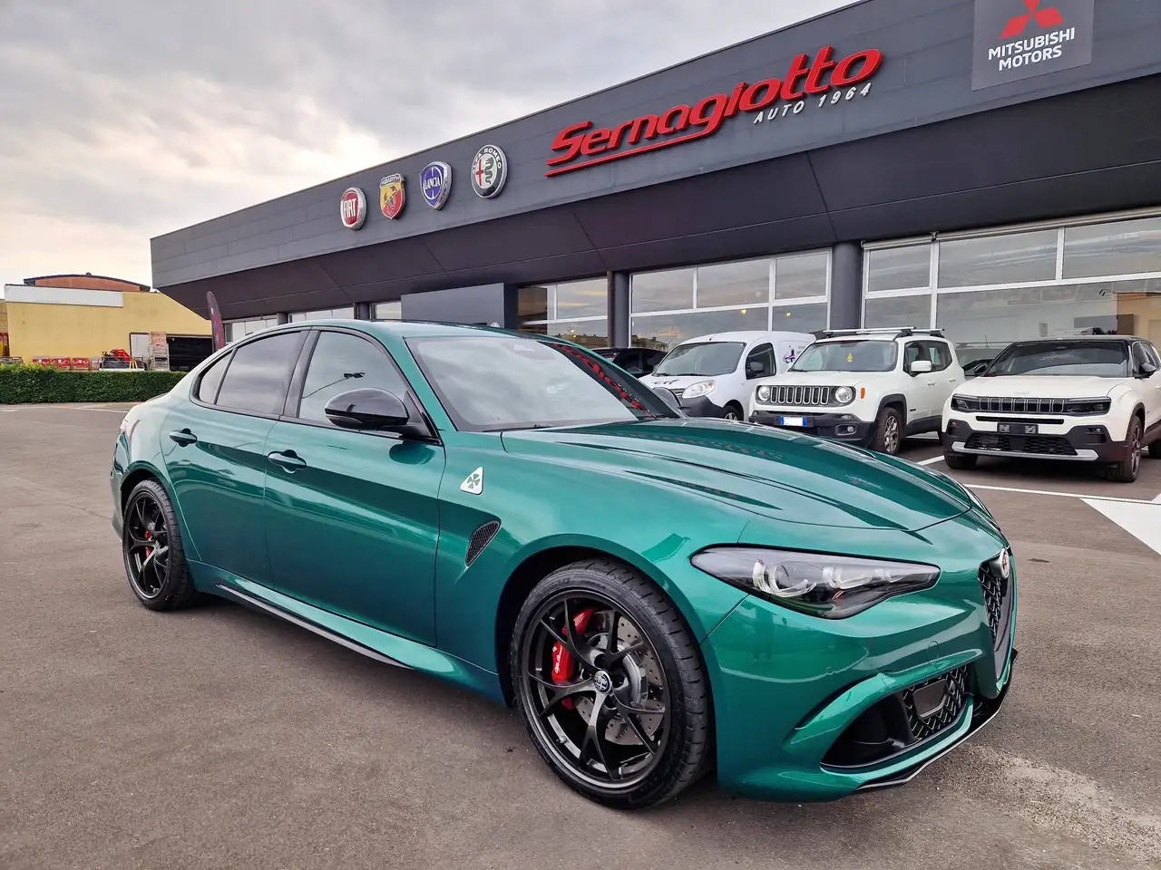 Alfa Romeo Giulia V6 2.9 520cv Quadrifoglio AKRAPOVIC-VERDE MONTREAL — photo 1 of 40