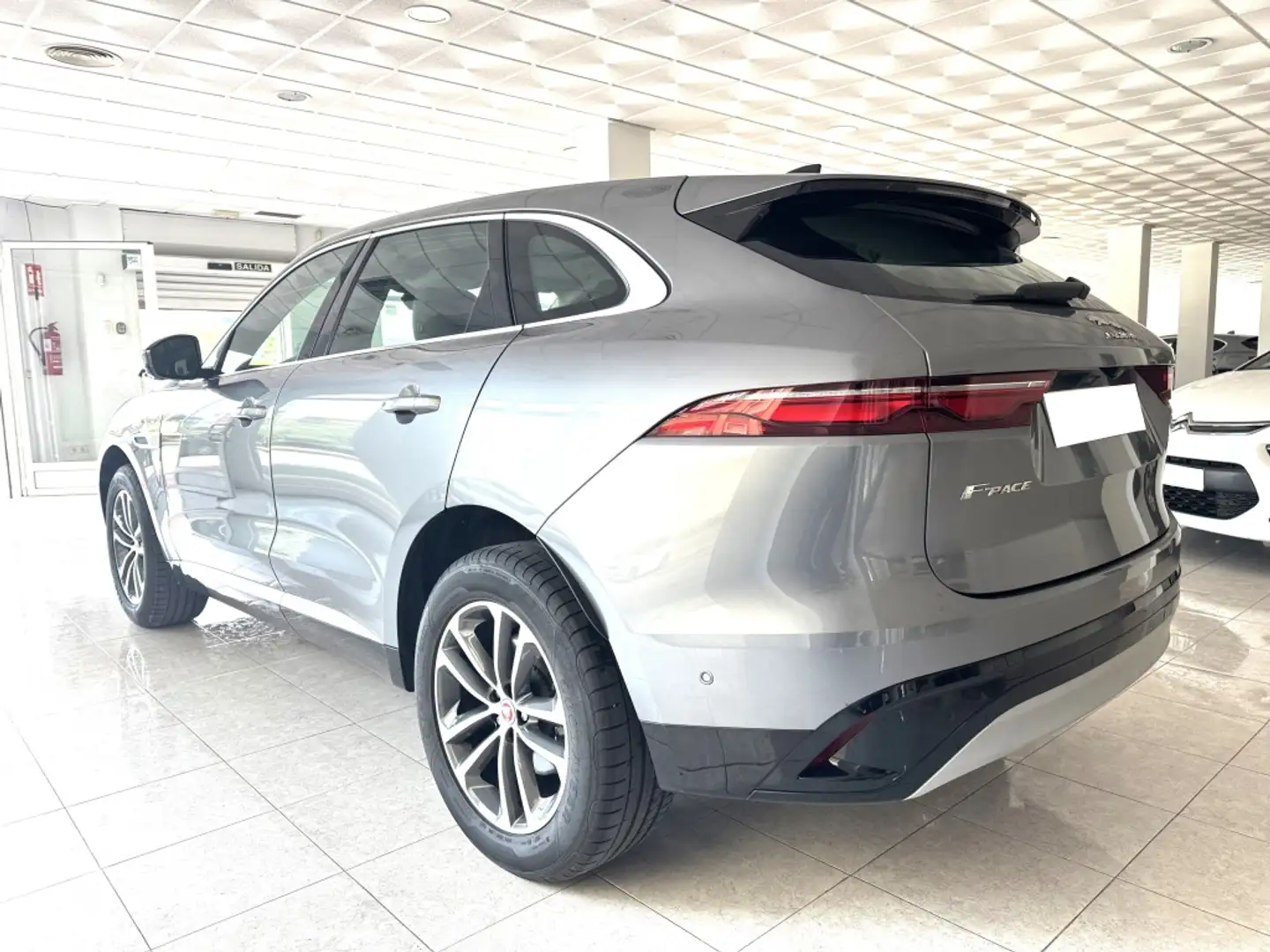 Jaguar F-Pace 2.0D l4 MHEV Standard Aut. AWD 204 Gris - 2