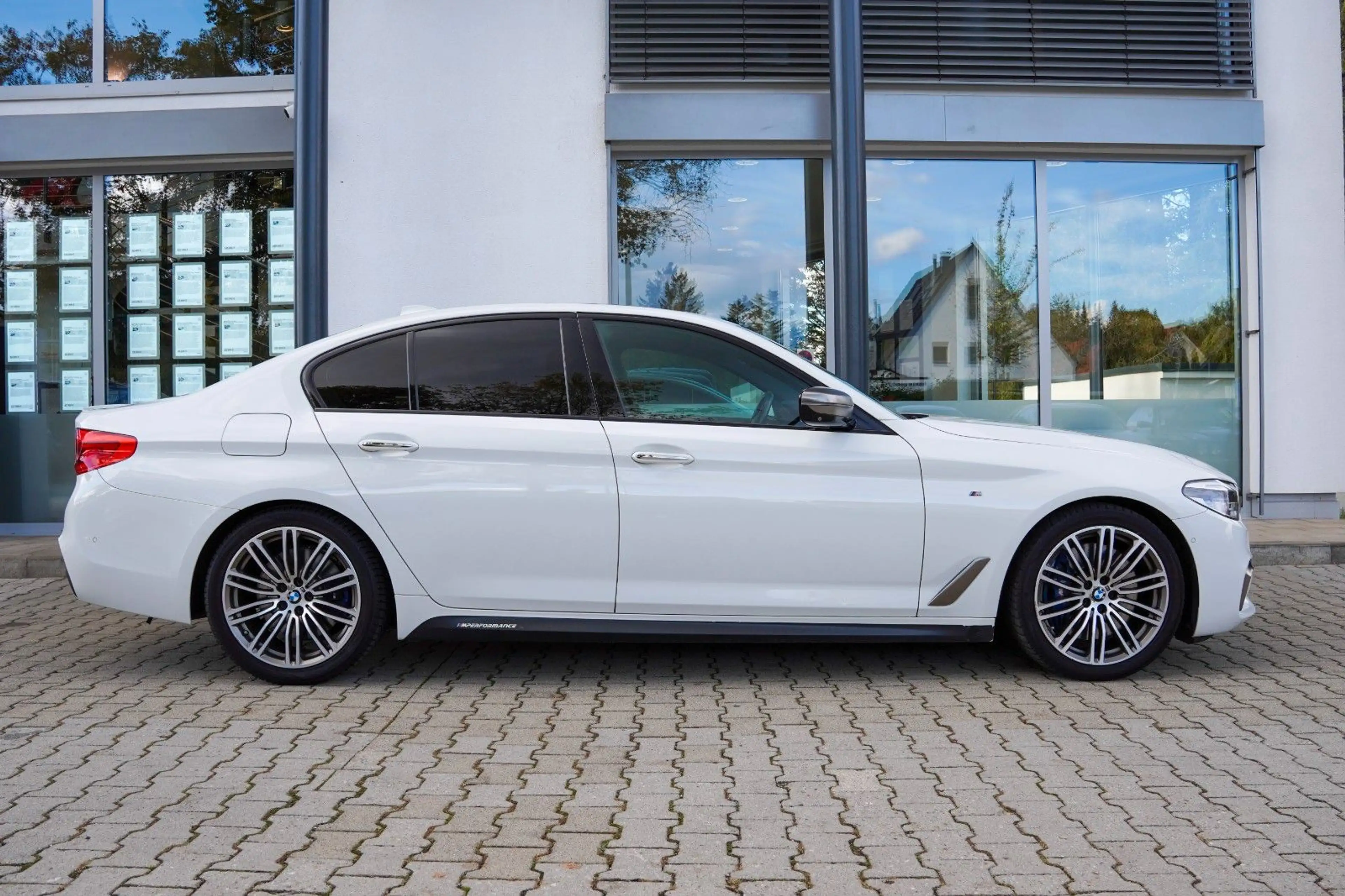 BMW 550 i xDrive / HEAD-UP / SOFT-CLOSE / B&W — photo 4