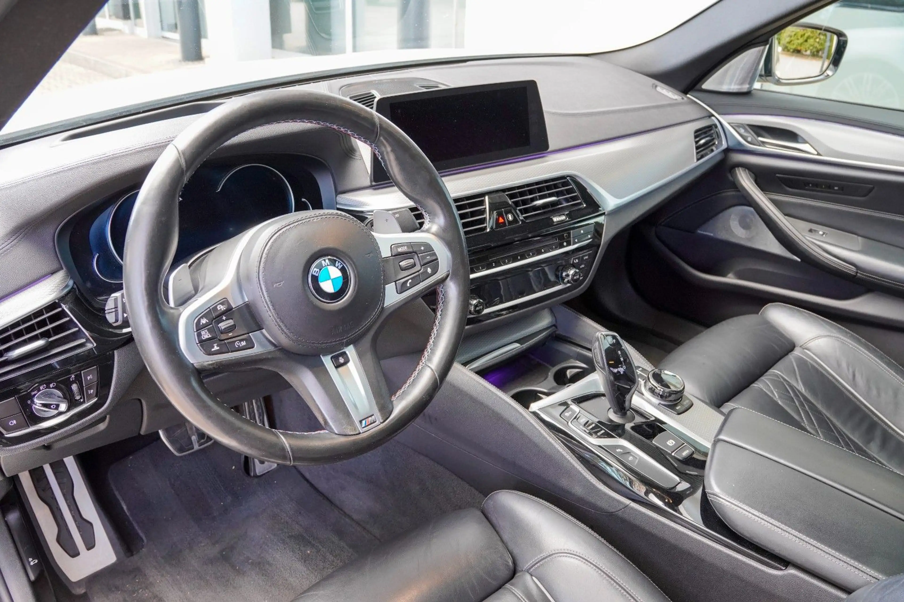 BMW 550 i xDrive / HEAD-UP / SOFT-CLOSE / B&W — photo 12