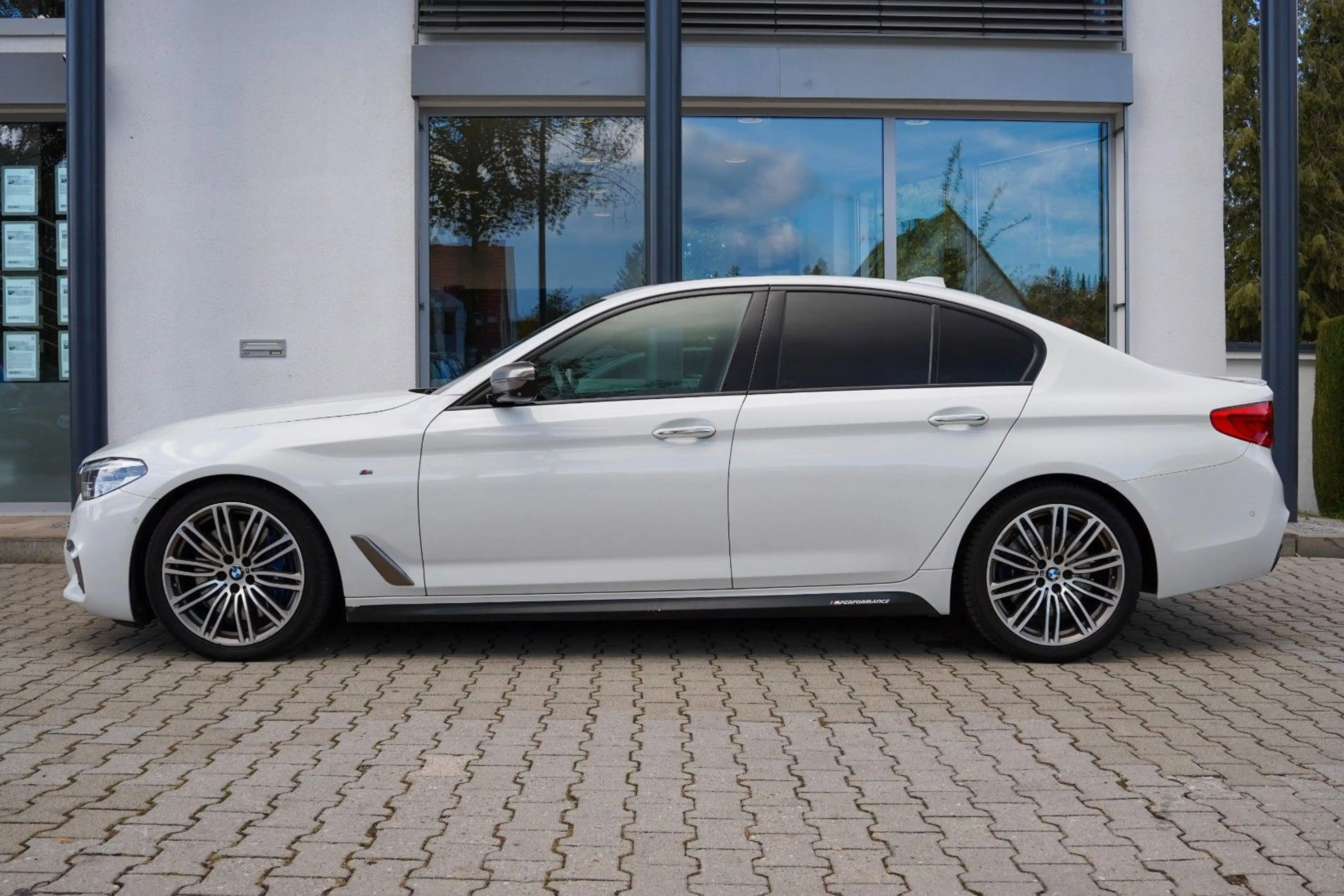 BMW 550 i xDrive / HEAD-UP / SOFT-CLOSE / B&W — photo 8