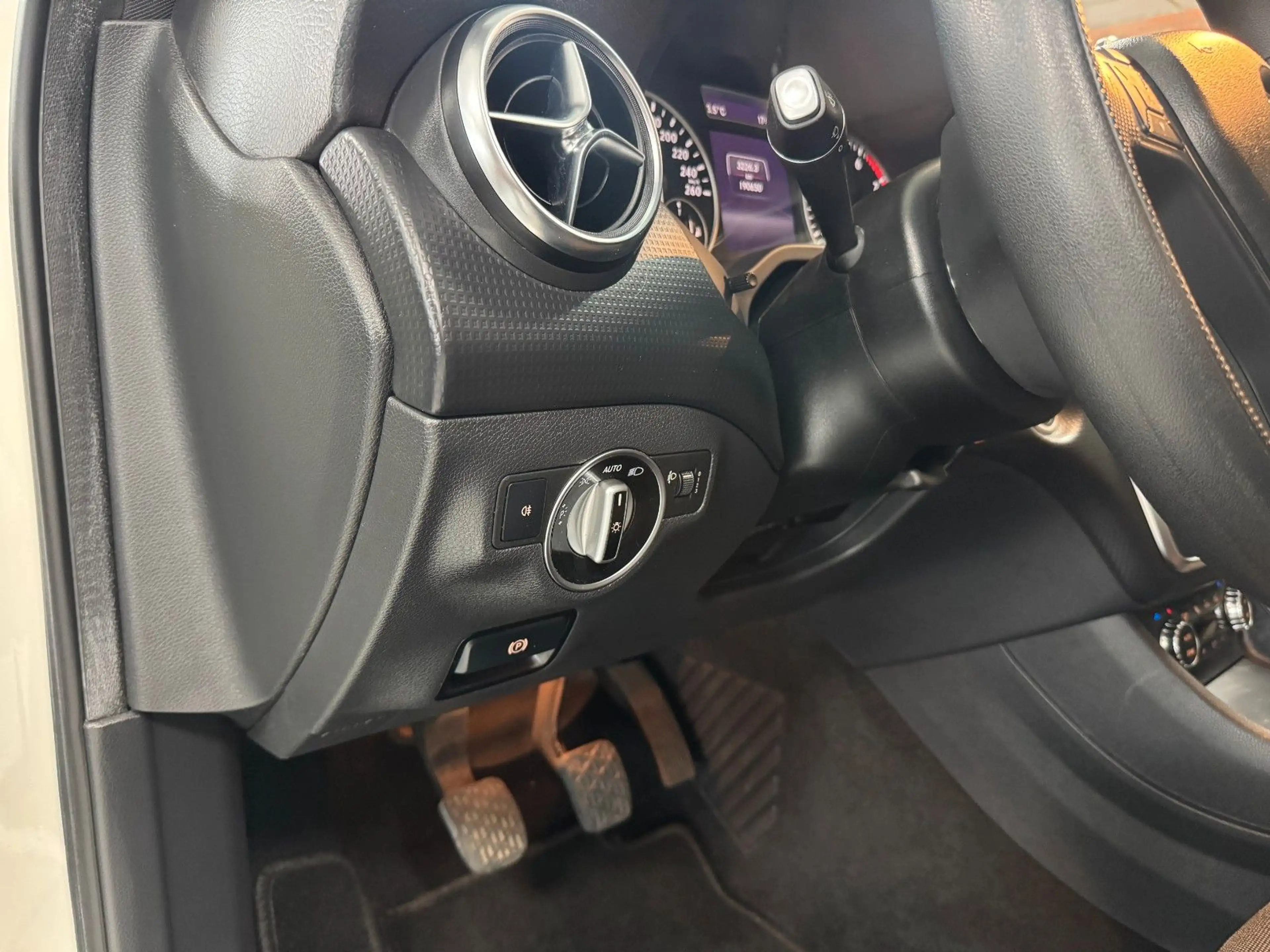 Mercedes-Benz A 180 BlueEfficiency NAVI/SHZ/PDC/LEDER/BT/KLIMA — photo 12