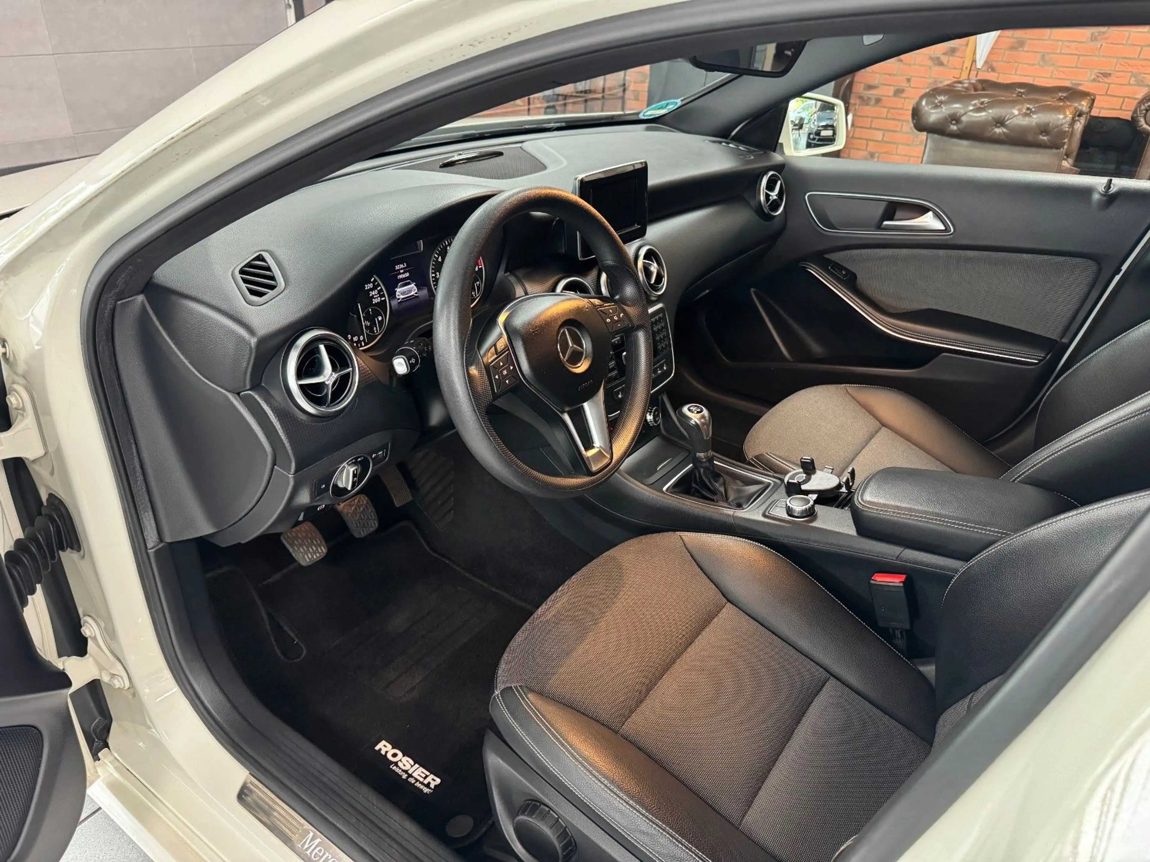 Mercedes-Benz A 180 BlueEfficiency NAVI/SHZ/PDC/LEDER/BT/KLIMA — photo 9