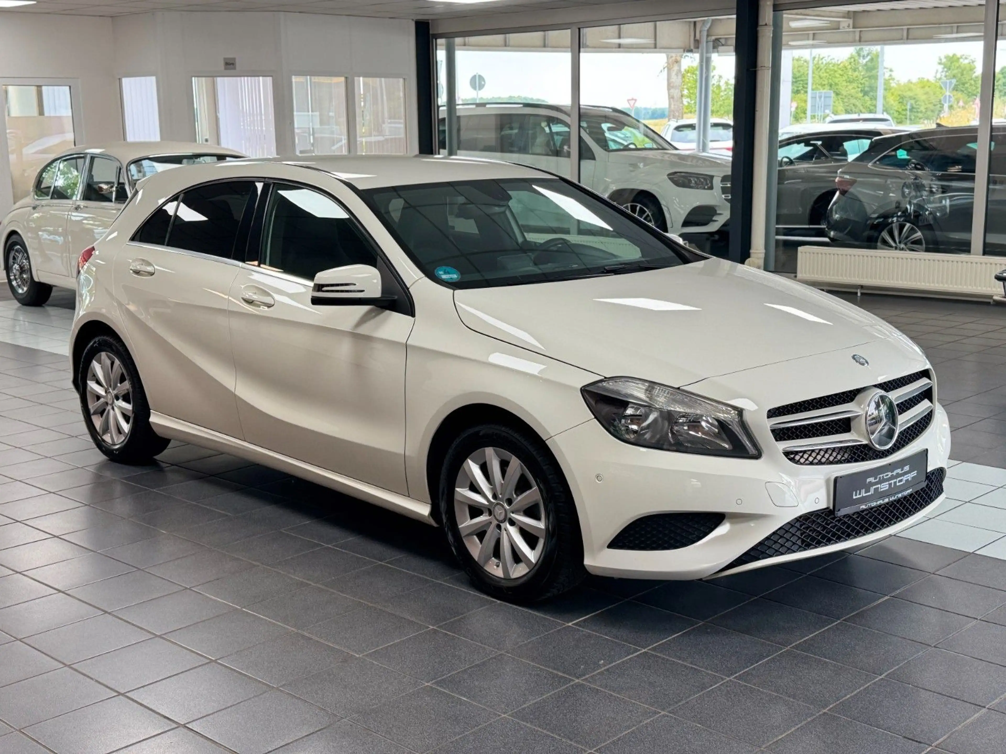 Mercedes-Benz A 180 BlueEfficiency NAVI/SHZ/PDC/LEDER/BT/KLIMA — photo 3